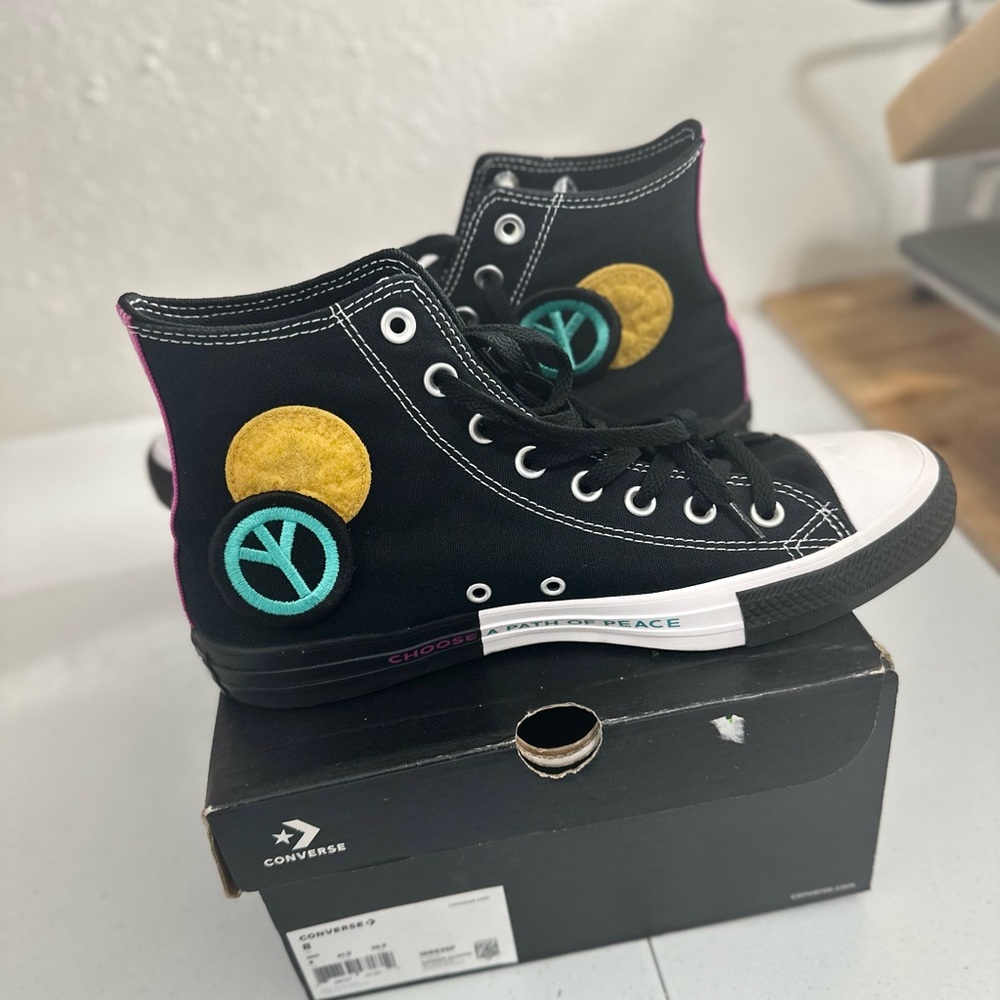 Seek Peace slightly worn converse men’s size 8